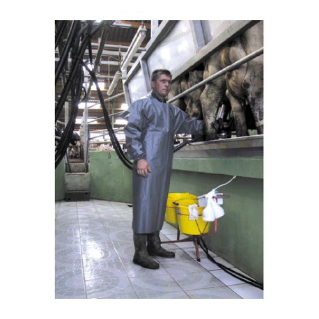Milking apron with sleeves