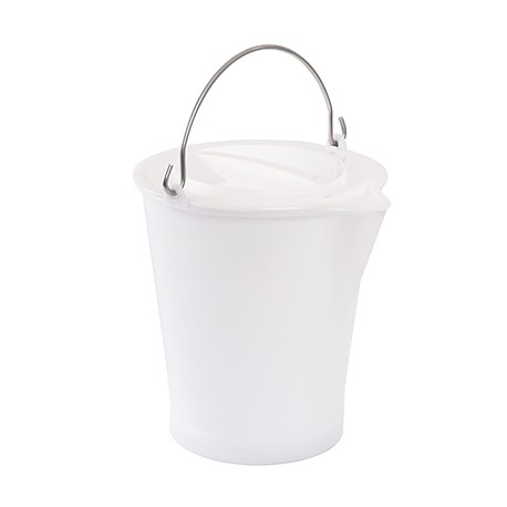 Gratuated bucket with spout